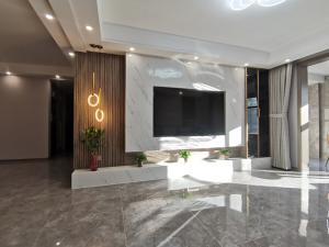 龍?jiān)磭?guó)際